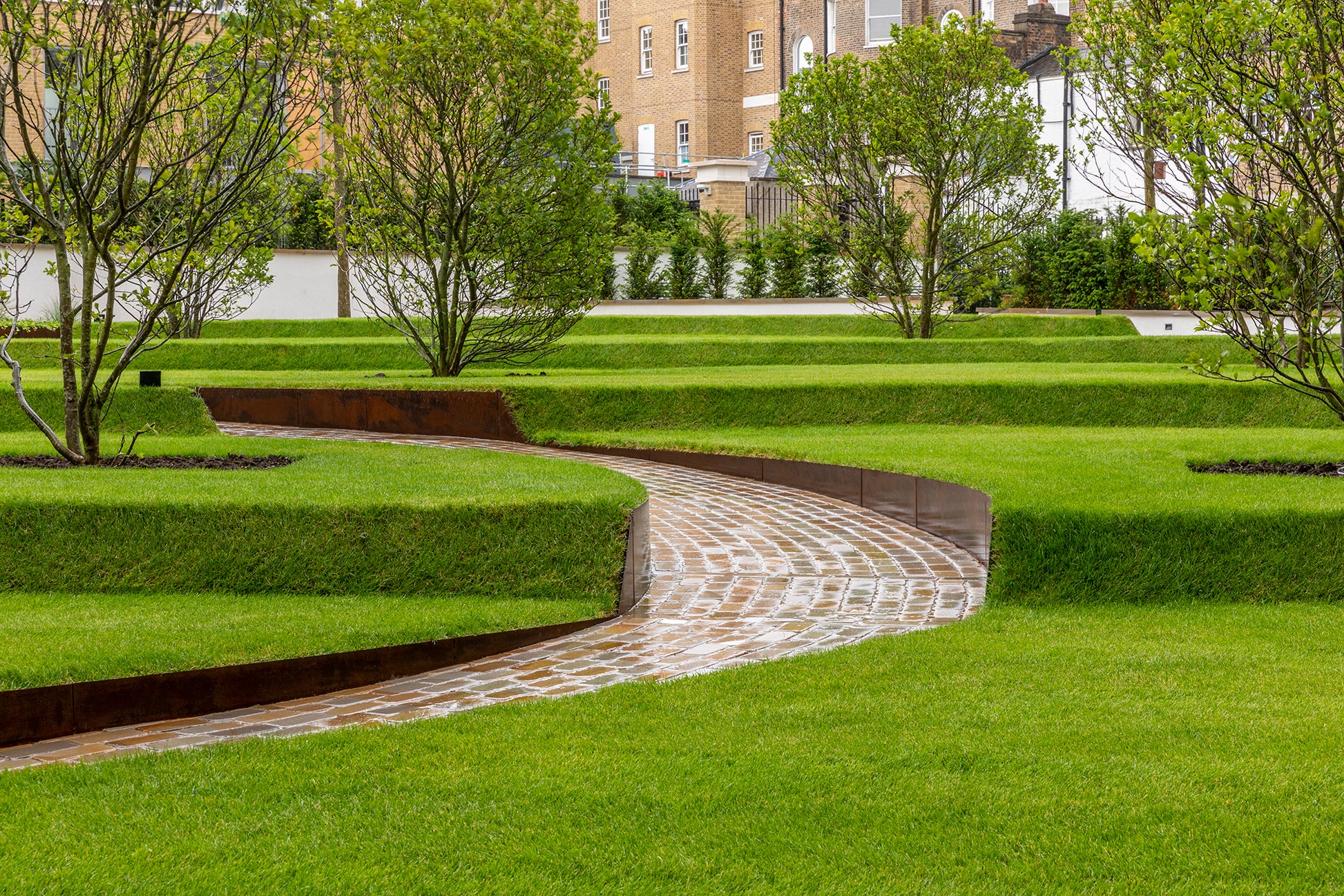 contour steel edge installed in modern elegant garden 